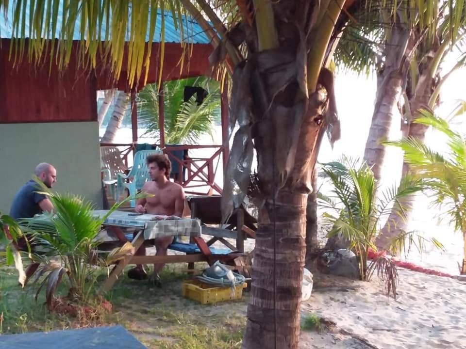 Ella'S Place Salang Tioman Kampong Ayer Batang Exteriör bild
